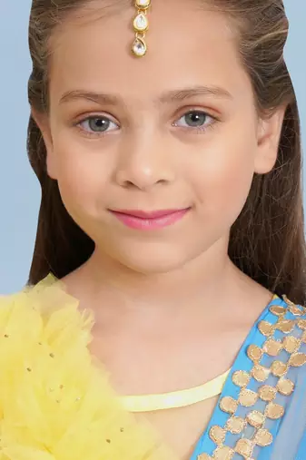 Girls gold-plated kundan studded maangtikka