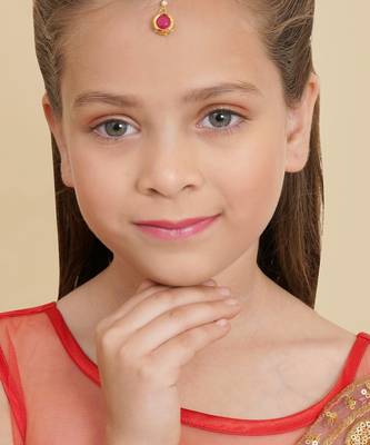 Girls gold-plated kundan maang tikka 3