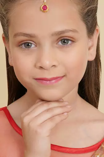 Girls gold-plated kundan maang tikka