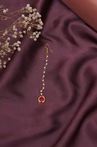 Girls gold-plated kundan maang tikka