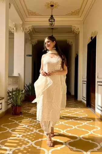Ivory Sleeveless Chikankari Kurti Pant Dupatta