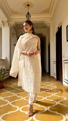 Ivory Sleeveless Chikankari Kurti Pant Dupatta 2