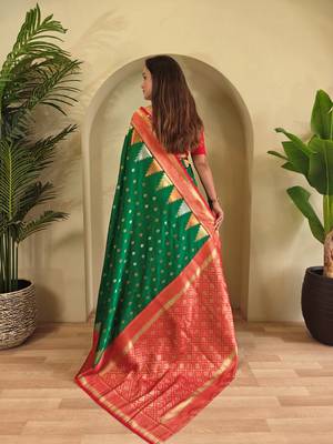 Green woven kanchipuram silk saree with blouse piece 2