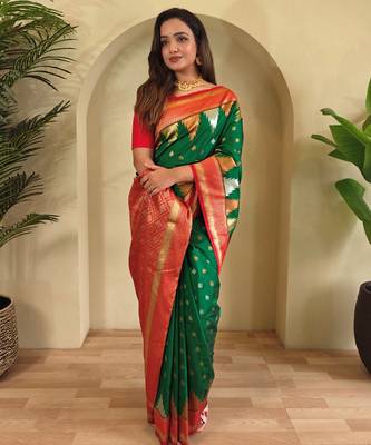 Green woven kanchipuram silk saree with blouse piece 3
