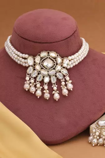 White color choker kundan necklace set
