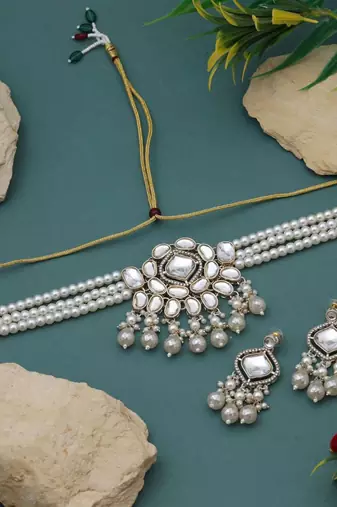 White color choker kundan necklace set