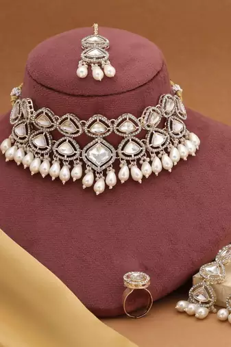 White color choker kundan necklace set