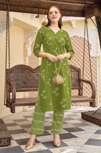 Women Heavy Rayon Kurta With Trouser
