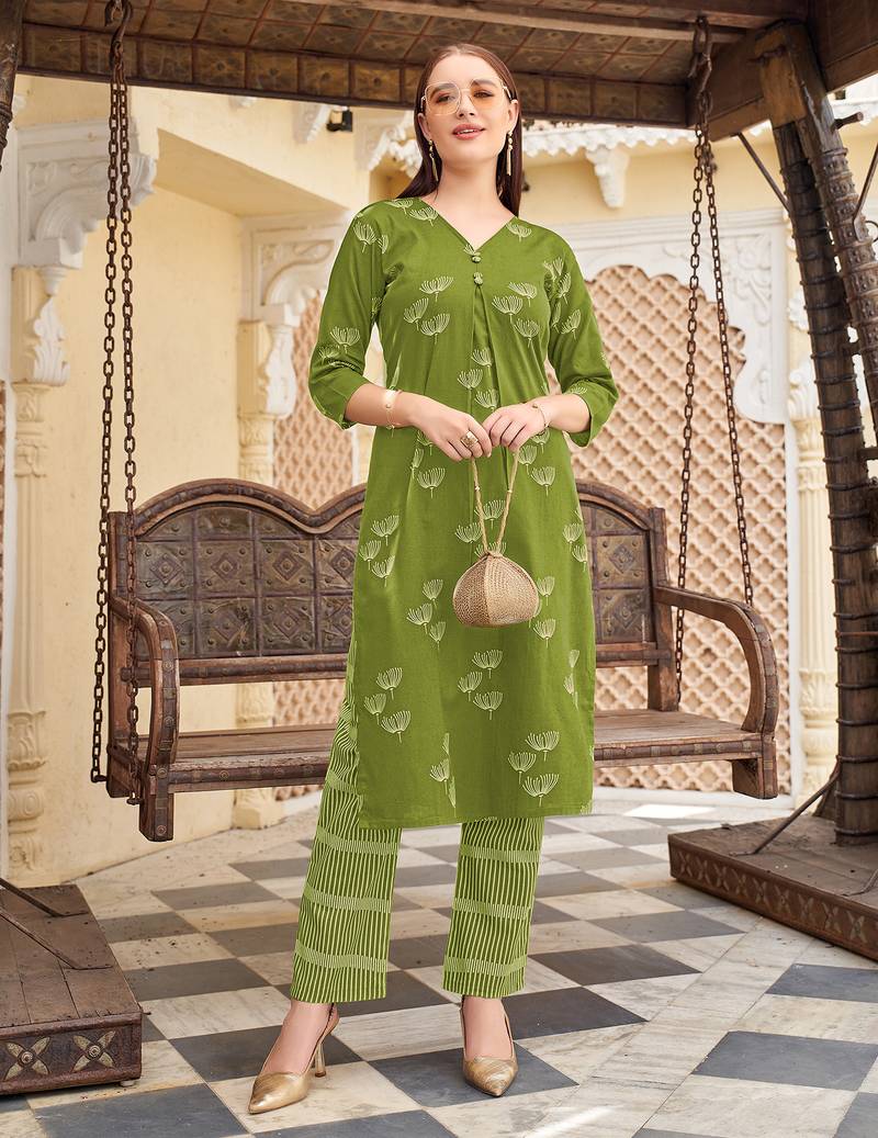 Women Heavy Rayon Kurta With Trouser
