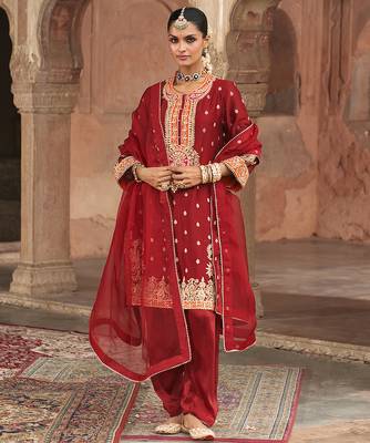 Red embroidered chanderi silk kurta set With Dupatta 1