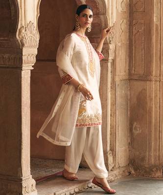Ivory embroidered chanderi silk kurta set With Dupatta 4