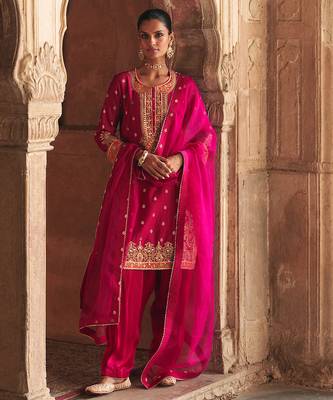 Hot pink embroidered chanderi silk kurta set With Dupatta 2