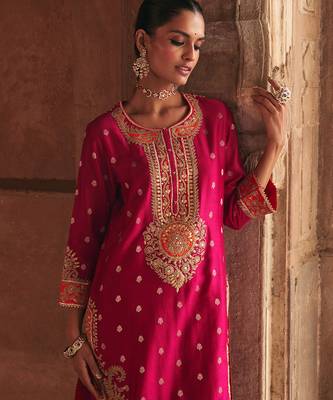 Hot pink embroidered chanderi silk kurta set With Dupatta 3