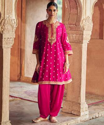 Pink  embroidered chanderi silk kurta set With Dupatta 2