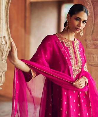 Pink  embroidered chanderi silk kurta set With Dupatta 4