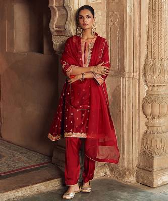 Red embroidered chanderi silk kurta set With Dupatta 1