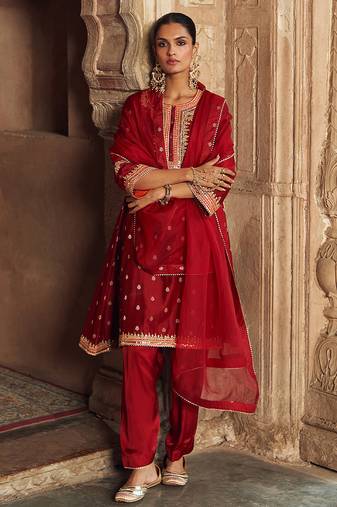 Red embroidered chanderi silk kurta set With Dupatta