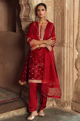 Red embroidered chanderi silk kurta set With Dupatta