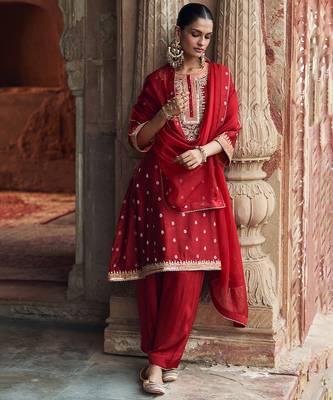 Red embroidered chanderi silk kurta set With Dupatta 2
