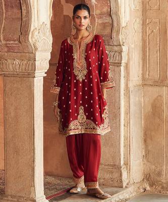 Red embroidered chanderi silk kurta set 2