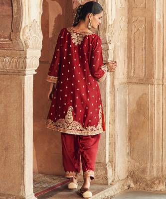 Red embroidered chanderi silk kurta set 4