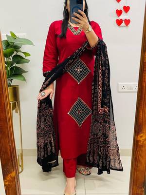 Red Women  Cotton Printed Kurta With Pant And Dupatta 1