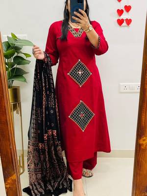 Red Women  Cotton Printed Kurta With Pant And Dupatta 2