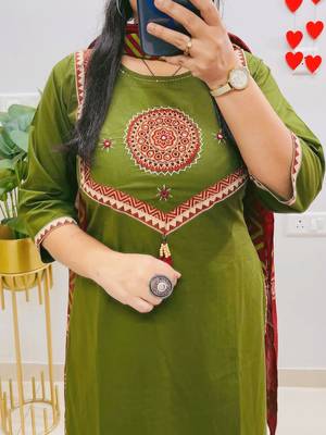 Green Women  Cotton Embroideredry Kurta With Pant And Dupatta 2