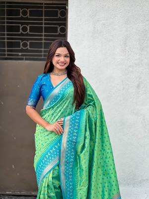 Soft silk zari woven patola saree with contrast bandhani weaves 2