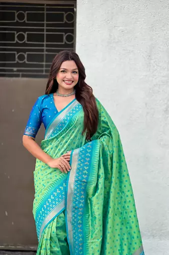 Soft silk zari woven patola saree with contrast bandhani weaves