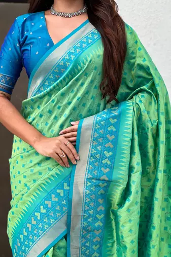 Soft silk zari woven patola saree with contrast bandhani weaves