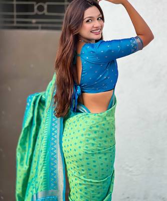 Soft silk zari woven patola saree with contrast bandhani weaves 4