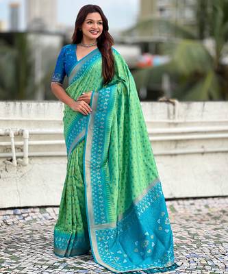 Soft silk zari woven patola saree with contrast bandhani weaves 5