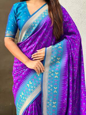 Soft silk zari woven patola saree with contrast bandhani weaves 2