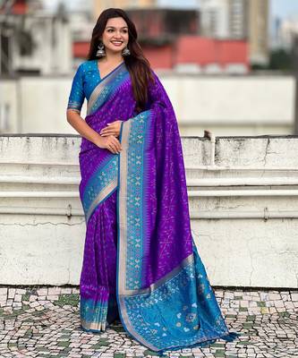 Soft silk zari woven patola saree with contrast bandhani weaves 3