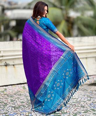 Soft silk zari woven patola saree with contrast bandhani weaves 5