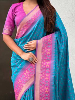 Soft silk zari woven patola saree with contrast bandhani weaves 2