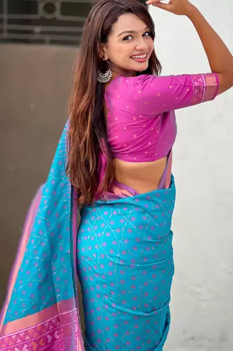 Soft silk zari woven patola saree with contrast bandhani weaves