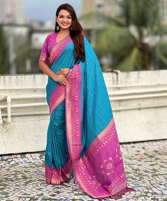 Soft silk zari woven patola saree with contrast bandhani weaves 4
