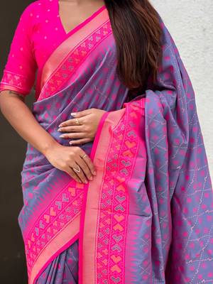 Soft silk zari woven patola saree with contrast bandhani weaves 3