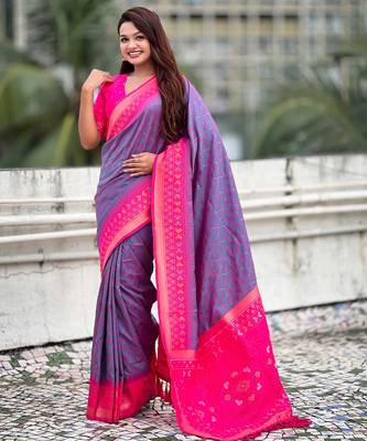 Soft silk zari woven patola saree with contrast bandhani weaves 5