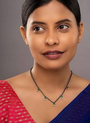 green silver mangalsutra with gold green stone pendant 1
