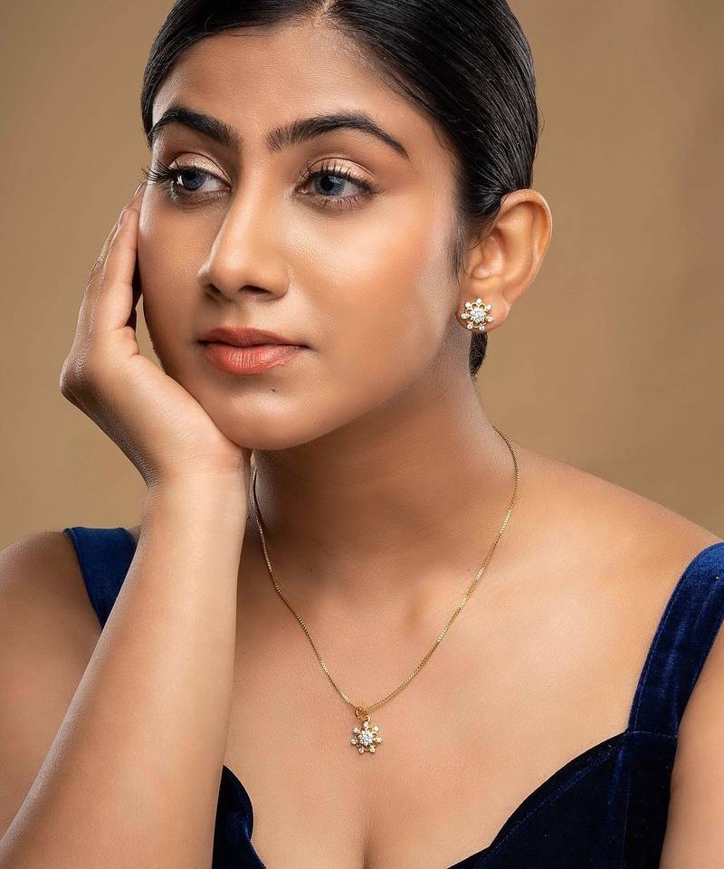 Gold plated pendant necklace set in sterling silver