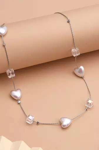 White color fashion necklace