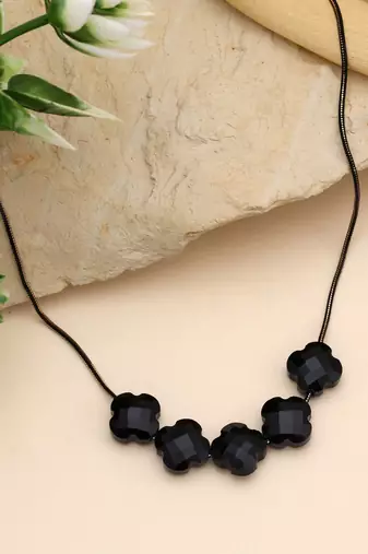 Black color fashion necklace