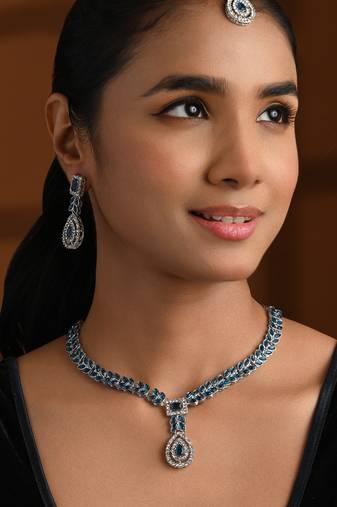 Silver plated elegant leaf motif necklace set with earrings & maang tika for women (ij402zmo)