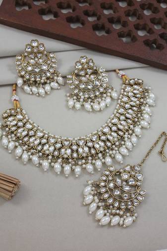 Gold plated traditional kundan & pearl drop choker necklace jewellery & dangle earrings set for women (k7289w)