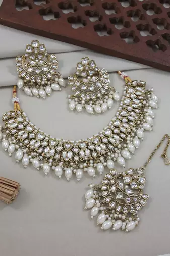 Gold plated traditional kundan & pearl drop choker necklace jewellery & dangle earrings set for women (k7289w)