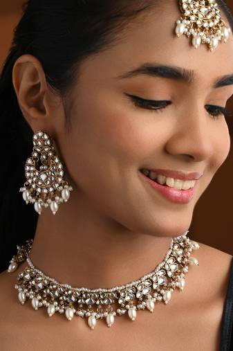 Gold plated traditional kundan pearl choker necklace with earrings & maang tikka for women (k7306w)