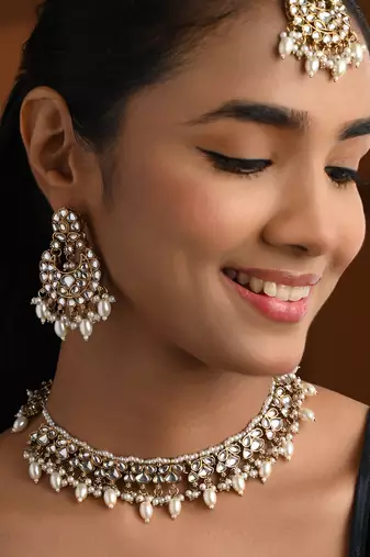 Gold plated traditional kundan pearl choker necklace with earrings & maang tikka for women (k7306w)
